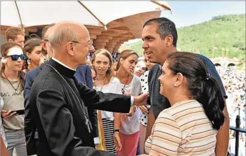  ?? Oficina de Prensa del Opus Dei ?? El prelado saluda a una familia durante la fiesta