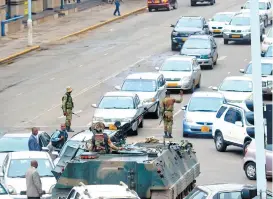  ?? AARON UFUMELI/EFE ?? Las calles de Harare, la capital, vivieron una relativa calma.