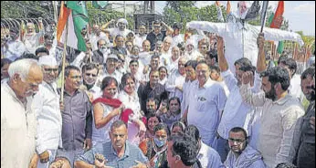  ?? MANOJ DHAKA/HT ?? Congress workers staging a demonstrat­ion against the BJP at Rohtak on Saturday.