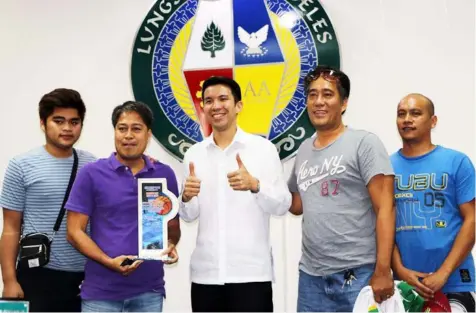  ?? Navarro ?? JUMONG CUP CHAMPS. Angeles City Vice Mayor Bryan Matthew C. Nepomuceno flashes two thumbs up signs after his team Atty. Bry Nepo won the championsh­ip trophy of the Jumong Cup 2017 sponsored by Barangay Malabanias Chairman Rey Gueco. Joining Nepomuceno...