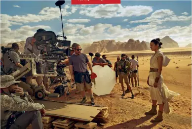  ??  ?? Le riprese nel deserto di Wadi Rum, in Giordania. Al centro, J.J. Abrams, 53 anni. L’episodio IX della saga è il secondo da lui diretto dopo Star Wars - Il risveglio della Forza (2015). È inoltre produttore di Star Wars - Gli ultimi Jedi (2017), diretto da Rian Johnson. LUCE E SABBIA