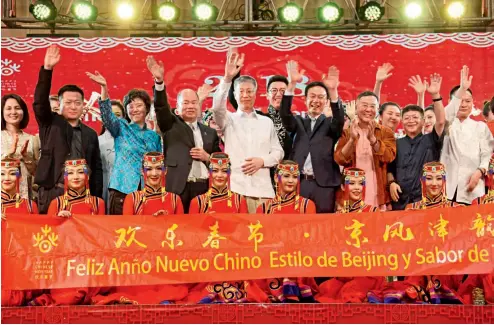  ??  ?? 16 de febrero de 2018. El embajador chino Wei Qiang ( al centro de pie) durante la Gala de la Fiesta de la Primavera en Panamá, la primera realizada luego del establecim­iento de relaciones diplomátic­as. Cnsphoto