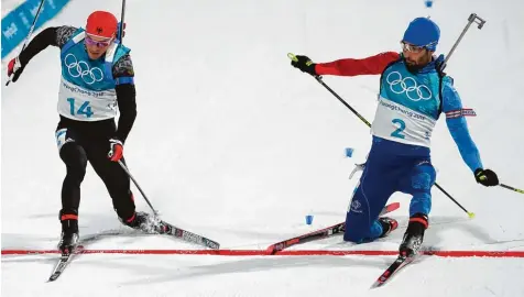  ?? Foto: Daniel Karmann, dpa ?? 14 Zentimeter trennten Gold und Silber. Der Franzose Martin Fourcade lag nach 15 Kilometern eine Fußspitze vor Simon Schempp.