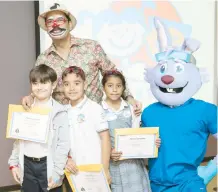  ??  ?? El Payaso Remi, junto a los ganadores del concurso de dibujo y cuento.