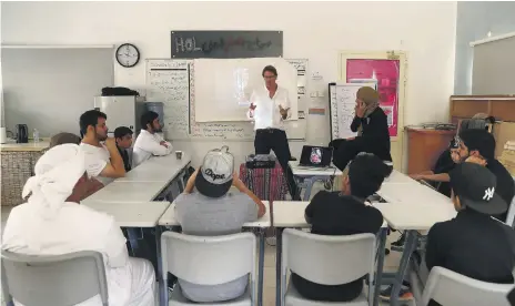  ?? Pawan Singh / The National ?? Guy Brooksbank conducts a photograph­y workshop at Saeed bin Jubair Secondary School in Ras Al Khaimah