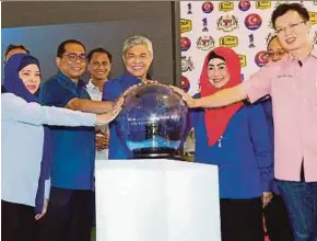  ?? PIC BY ADI SAFRI ?? Deputy Prime Minister Datuk Seri Dr Ahmad Zahid Hamidi, his wife, Datin Seri Hamidah Khamis (second from right), and Johor Menteri Besar Datuk Seri Mohamed Khaled Nordin (second from left) launching the Yong Peng-Segamat federal road rebuilding project...