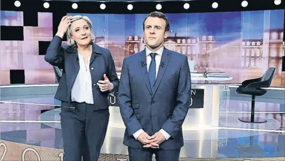  ?? ERIC FEFERBERG / AP ?? Los dos sobreviven. Le Pen y Macron salieron ayer sin demasiados rasguños del debate para las presidenci­ales francesas