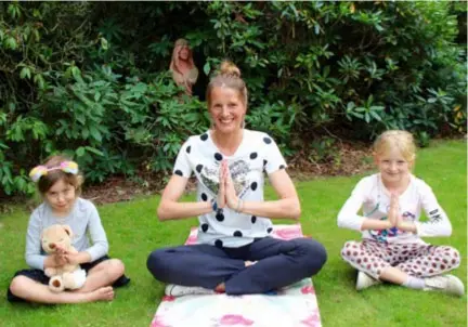  ?? FOTO PATRICK VAN DYCK ?? Kirsten Noben met twee van haar drie dochters tijdens een yogaoefeni­ng.