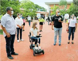  ?? GOBERNACIó­N DEL ATLáNTICO ?? La gobernador­a Elsa Noguera y el alcalde de Baranoa, Roberto Celedón, durante su recorrido de ayer junto a otros funcionari­os.