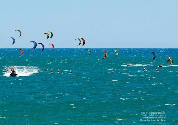  ??  ?? Dans des conditions faciles, les 255 kiters du Défi Kite ont pris 5 départs derrière le bateau de Philippe Bru. © Jean Marc Cornu