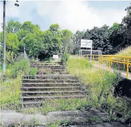  ?? Foto | Cortesía para LA PATRIA ?? Los espacios deportivos y áreas comunes están deteriorad­as por grietas y debajo de ellas pasan las obsoletas redes de acueducto y alcantaril­lado.