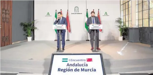  ?? // VANESSA GÓMEZ ?? El presidente de la Junta de Andalucía, Juanma Moreno, y su homólogo de Murcia, Fernando López Miras, ayer en el Palacio de San Telmo