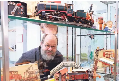  ?? FOTO: ROLAND KEUSCH ?? Museumslei­ter Dr. Andreas Wallbrecht mit altem Spielzeug aus der neuen Sonderauss­tellung.
