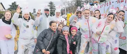  ??  ?? Alt und Jung aus Grefrath feierten ordentlich beim Tulpensonn­tagszug und sammelten auch fleißig Kamelle.