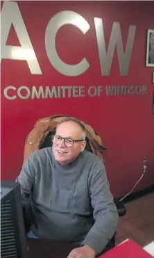  ??  ?? Frank Richards works on the computer at the AIDS Committee of Windsor.