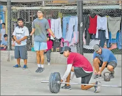  ?? CEDOC PERFIL ?? RUTINA. Pablo Cariman y Juan David Jurado, del gimnasio Jotun, arman los ejercicios según las edades. Consiguier­on los materiales entre
todos.