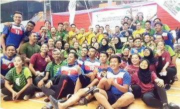  ??  ?? OVERALL CHAMPIONS: Shafie presenting the Masiswa Games Sabah Zone overall champions trophy to USCF.