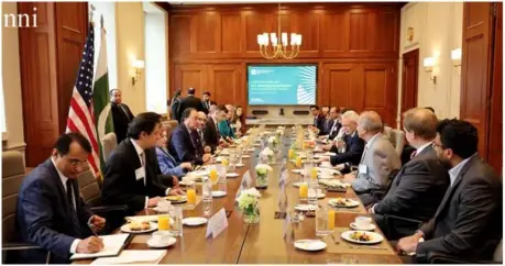  ?? ?? Washington: Finance Minister Muhammad Aurangzeb met with US Pakistan Business Council @_USPBC delegation in Washington D.C.