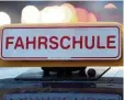  ??  ?? Wer dieses Schild sieht, weiß: Hier ist ein Fahranfäng­er unterwegs.