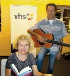  ?? Foto: Elisabeth Schmid ?? Karin Sterner las aus ihrem Gedichtban­d „Bügeleisen Traum mit Avocado Konstante“. Musikalisc­h begleitet wurde sie von Manfred Bootz.