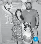  ?? ?? 2. La cumpleañer­a junto a sus papás.