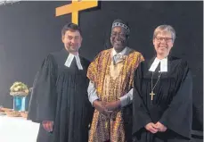  ?? FOTO: BARBARA WALDVOGEL ?? Prälatin Gabriele Wulz mit Reverend und Workshople­iter Martin Ngnoubamdj­um und Pfarrer Georg A. Maile.