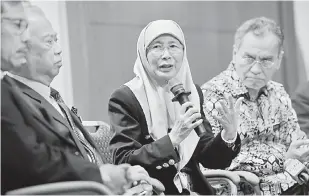  ?? — Gambar Bernama ?? BANTERAS DADAH: Dr Wan Azizah ketika sidang media selepas mempengeru­sikan Mesyuarat Jawatankua­sa Kabinet Membentera­s Gejala Dadah di Bangunan Perdana Putra, Putrajaya, semalam.