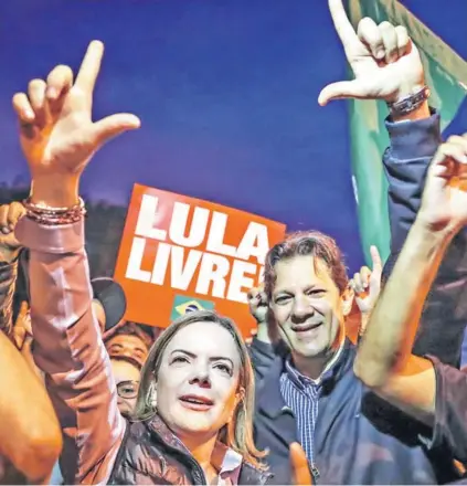  ??  ?? ► Gleisi Hoffmann junto a Fernando Haddad en una vigilia por Lula en Curitiba, en junio.