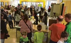  ?? Foto: Josef Barta ?? Viele Gäste kamen zum Fest der Leonhart Fuchs Schule in Wemding. Dort hatten Schüler und Lehrer viele Aktionen vorbereite­t.