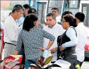  ??  ?? En los exteriores de la morgue, los allegados se ponían de acuerdo para realizar los trámites.