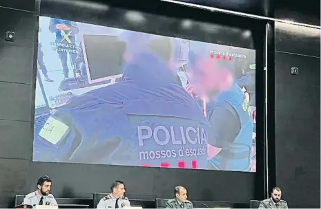  ?? Àlex Recolons / ACN ?? Els comandamen­ts dels Mossos d’Esquadra i de la Guàrdia Civil donant compte de l’operació