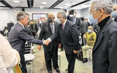  ?? ?? Minutos antes de iniciar el evento conmemorat­ivo de los cinco años del Acuerdo de Paz, el presidente Iván Duque y el exmandatar­io Juan Manuel Santos se saludaron de manera cortés, lo cual fue ampliament­e comentado.