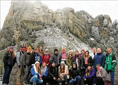  ?? Foto: Lina Rischling ?? Die Apoldaer Schüler mit ihren Lehrern und einigen Gastgeschw­istern am Mount Rushmore.