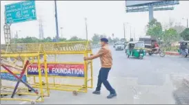  ?? SUNIL GHOSH/ HT ?? Noida traffic personnel said the barricade was removed for a second time on Friday morning to help a n vehicle be towed away.