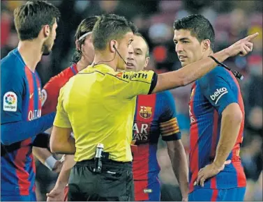  ??  ?? ROJA. Gil Manzano manda al vestuario a Suárez en su presencia, la de Iniesta y André Gomes.