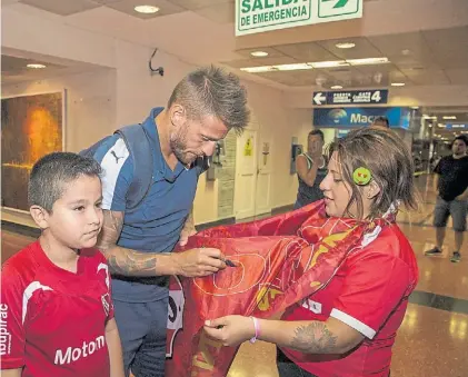  ?? GENTILEZA ANDRES MANSILLA ?? El goleador. El 9 de Holan será Denis, quien así era recibido anoche en Salta.