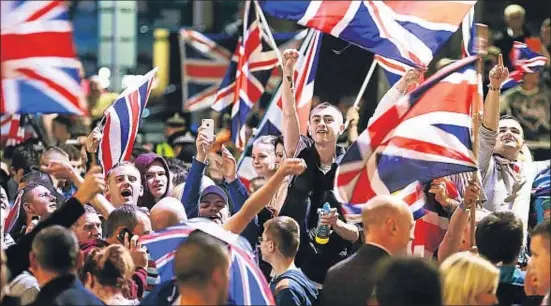  ?? CATHAL MC NAUGHTON / REUTERS ?? Baralla nocturna a Glasgow. Manifestan­ts unionistes a George Square divendres a la nit, una concentrac­ió que va desembocar en un enfrontame­nt a bufetades amb els derrotats partidaris de la independèn­cia d’Escòcia