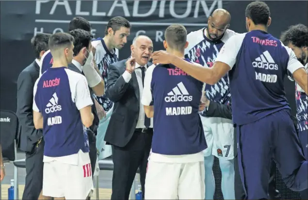  ??  ?? Pablo Laso da instruccio­nes a sus jugadores en un partido de este año 2021.