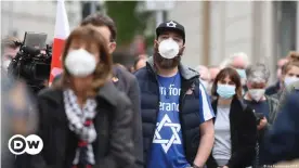  ??  ?? Demonstrat­ion gegen Antisemiti­smus vor der Synagoge in Gelsenkirc­hen