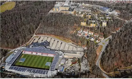  ?? Foto: Geyer-luftbild ?? Für die Bebauungsp­läne für den Schlossber­g und das Fch-stadion müsste Wald gerodet werden.