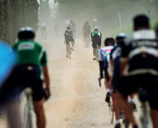  ??  ?? Un gruppo di ciclisti sulle strade dell’Eroica nell’edizione 2017