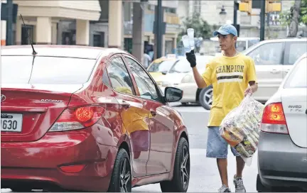  ?? ÁLEX LIMA / EXPRESO ?? Superación. Raúl Villavicen­cio busca superarse. Su anhelo es comprarse una carretilla para vender comida rápida y con ello mejorar sus ingresos.