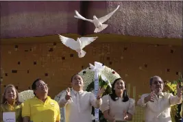  ?? AARON FAVILA — THE ASSOCIATED PRESS ?? Quezon City Mayor Joy Belmonte, second from right, releases white pigeons during ceremonies at the People’s Power Monument in Quezon city, Philippine­s, on Saturday, marking the 37th anniversar­y of the near-bloodless coup popularly known as the “People Power” revolution that ousted the late Philippine dictator Ferdinand Marcos from 20-year-rule.