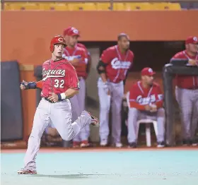  ??  ?? Bengie González anota una carrera para los Criollos de Caguas.