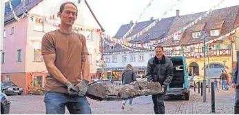  ?? FOTO: TBE ?? Benrd (links) und Peter Moosbrugge­r haben kräftig zu schleppen, um den historisch­en Brückenpfe­iler in das Stadtmuseu­m zu bringen.