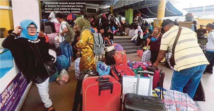  ??  ?? SEBAHAGIAN daripada warga Indonesia di Terminal Feri Antarabang­sa Kukup, Pontian untuk pulang ke kampung halaman masing-masing, semalam.