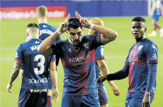  ?? EFE / R. GARCÍA ?? Rafa Mir celebra uno de los tres goles que marcó ayer en Valladolid para la segunda victoria del Huesca.