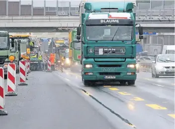  ??  ?? Links liegt schon der neue Flüsterasp­halt, rechts die herkömmlic­he Fahrbahnde­cke. Der Offenporig­e Asphalt wurde erfunden, damit sich auf Start- und Landebahne­n für Flugzeuge weniger Wasser sammelt.