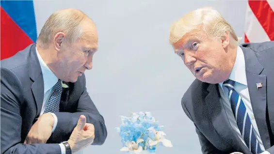  ?? AP ?? Encuentro. Un diálogo entre el líder ruso Vladimir Putin y su colega Donald Trump durante la cumbre del G20 de Hamburgo en julio último.