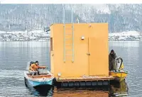  ?? ?? Rechts: Plateau Plo, die schwimmend­en Plattforme­n im Traunsee